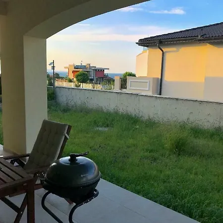 Spacious Kid Friendly Beach Seaview *