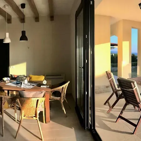 Villa Spacious Kid Friendly Beach Seaview